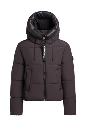 Tamsiai pilka pūkinė striukė su aukštu apykakle, priekyje užtrauktuku ir dviem priekiniais kišenėmis. Yra kontrastingų tekstūrų ir reguliuojamos virvutės akcentai.