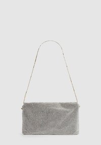 Clutch bag rettangolare d'argento realizzato in tessuto con strass testurizzati. Presenta una sottile tracolla in tono oro.