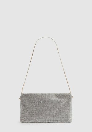Rechteckige silberne Clutch aus Stoff mit strukturierten Strasssteinen. Mit einem dünnen Kettenriemen in Goldton.