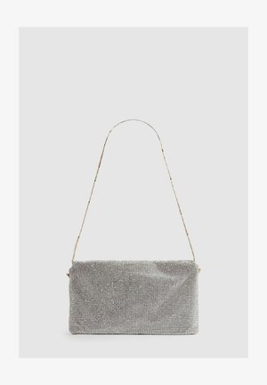 Sudraba taisnstūra vakara somiņa, izgatavota no auduma ar teksturētām akmens detaļām. Aprīkota ar plānu zelta tonēta ķēdes siksnu.