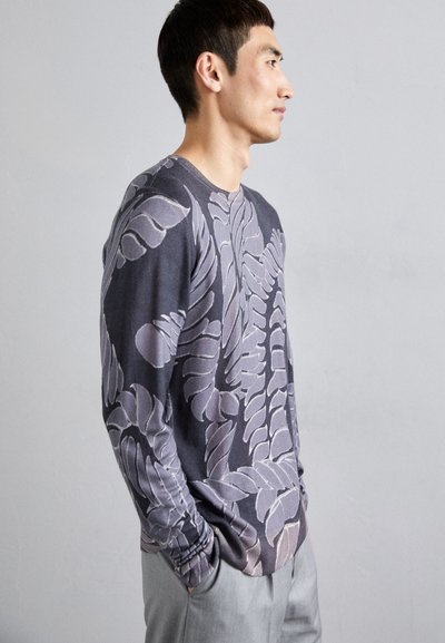 Pulover cu mânecă lungă de culoare gri închis, cu modele de frunze gri deschis, fabricat din material tricotat moale, având guler rotund și manșete cu model în relief.