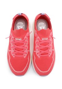 Sneakers in maglia color corallo con design lacciato, dotati di colletto e linguetta imbottiti. Gli accenti includono una patch con logo sulla linguetta e suole testurizzate.