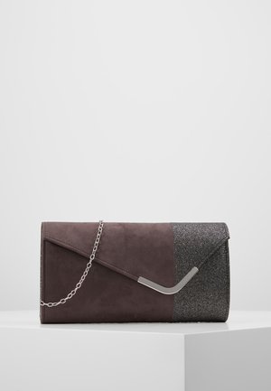 Pochette rectangulaire marron foncé avec un fermoir métallique argenté incliné et une chaîne, présentant une partie noire scintillante sur un côté.