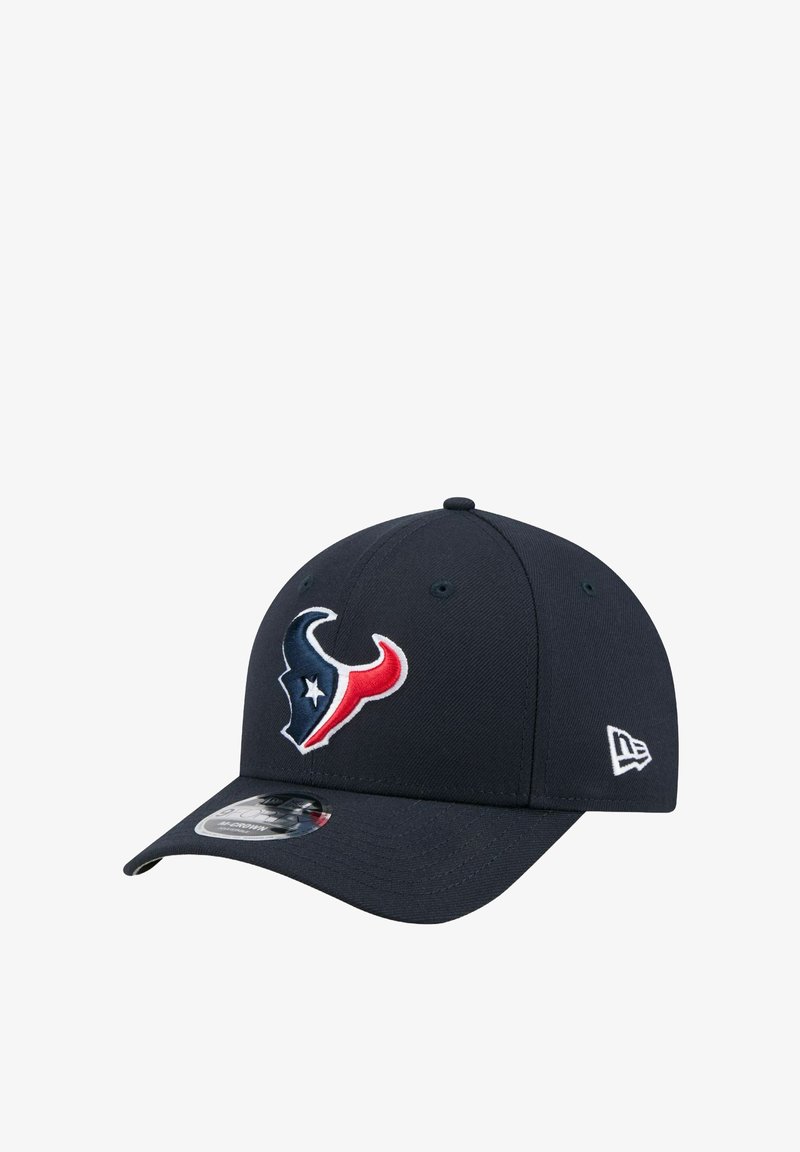 Casquette de baseball marine à visière courbée, arborant un logo Houston Texans brodé en rouge et bleu sur le devant. Fabriquée en tissu durable.