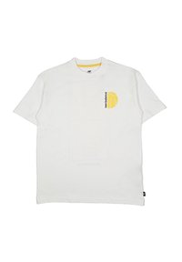 T-shirt bianca in cotone con colletto rotondo, caratterizzata da una grafica di basket gialla e dal logo "new balance" sul lato sinistro del petto. Maniche corte.