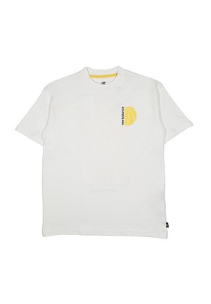 T-shirt bianca in cotone con colletto rotondo, caratterizzata da una grafica di basket gialla e dal logo "new balance" sul lato sinistro del petto. Maniche corte.