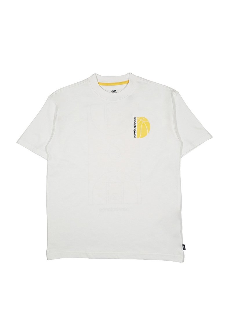 T-shirt bianca in cotone con colletto rotondo, caratterizzata da una grafica di basket gialla e dal logo "new balance" sul lato sinistro del petto. Maniche corte.