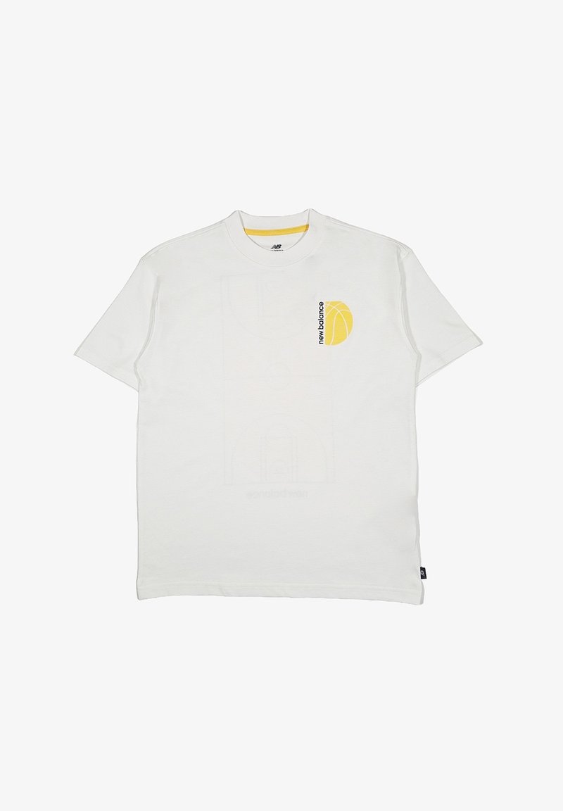 T-shirt bianca in cotone con colletto rotondo, caratterizzata da una grafica di basket gialla e dal logo "new balance" sul lato sinistro del petto. Maniche corte.
