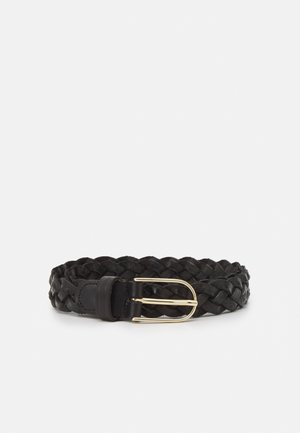Ceinture en cuir tressé noire avec boucle en métal doré sur un fond clair uni.