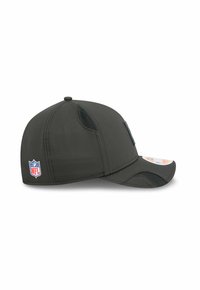 Schwarze Baseballmütze mit gebogenem Schirm, Netzseitenpanelen und NFL-Logo-Patch an der Seite. Weicher Stoff mit strukturiertem Sitz.