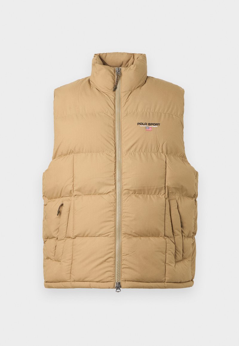 Gilet imbottito tan con colletto alto e chiusura con zip. Presenta un logo sul petto e tasche laterali, realizzato in tessuto trapuntato per l'isolamento.
