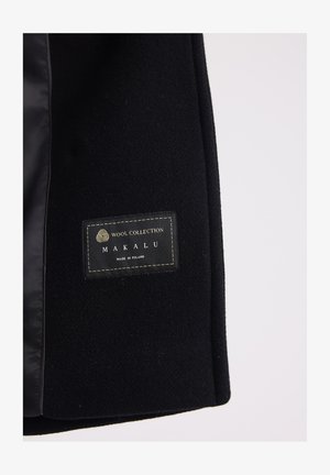 Czarny wełniany płaszcz z gładką podszewką. Posiada prostokątną metkę z logo w złotym i białym kolorze, z napisem "Wool Collection Makalu."