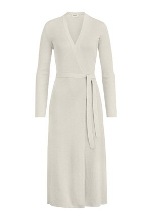 Langärmliges, Wickelkleid aus leichtem grauem Rippstrick. Mit V-Ausschnitt und einem gebundenen Taillengürtel, der bis zur Wadenmitte fällt.
