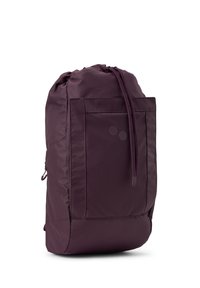 Lila Nylon-Rucksack mit einem Kordelzugverschluss, Fronttasche und abgerundetem Boden. Besitzt eine glatte Textur und minimalistische Designelemente.