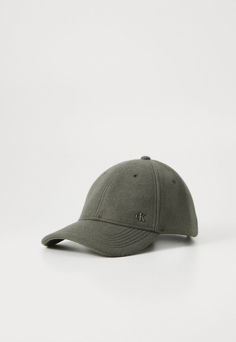Casquette de baseball en feutre vert avec une visière incurvée et des coutures détaillées, arborant un petit logo en relief à l'avant.