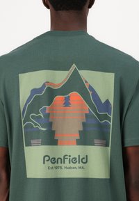 Penfield FOREFOUNDER MOUNTAIN BACK - Apdrukāts T-krekls - cilantro