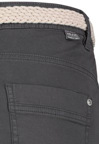 Sublevel FEINE BERMUDA MIT FLECHTGÜRTEL - Denim shorts - dunkelgrau