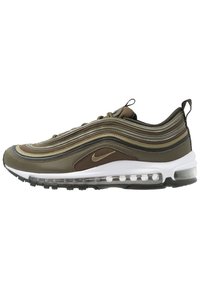 Sneakers Air Max 97 v olivově zelené a hnědé, se vlnitým, vrstveným designem. Obsahují viditelné vzduchové odpružení, bílou mezipodešev a zlaté akcenty.