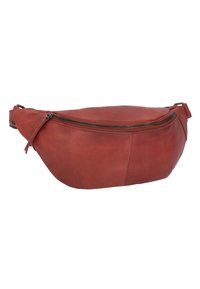 Marsupio in pelle marrone con chiusura a zip, forma curva, texture liscia e una tracolla robusta. Design minimalista con un singolo compartimento.