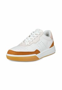 Baskets en cuir blanc avec des accents en suède beige, des détails perforés et une semelle en caoutchouc. Comprend des lacets ronds et un col rembourré.