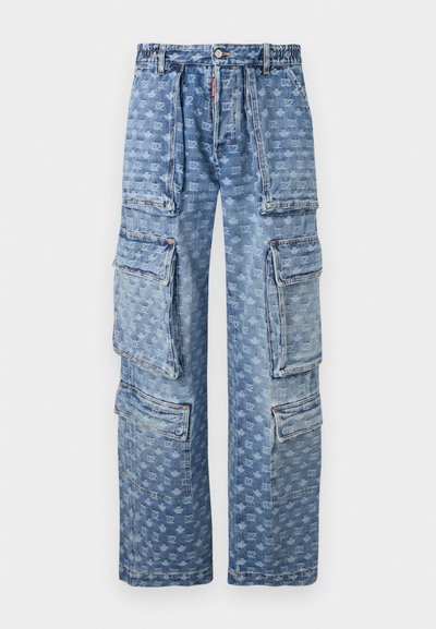 Pantalon cargo en denim bleu clair avec plusieurs grandes poches à rabat et un motif subtil de logos en all-over sur fond blanc.
