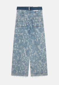 Culottes de mezclilla azul claro con un estampado floral, que presentan dos bolsillos traseros, dobladillo deshilachado y una cinturilla azul oscuro.