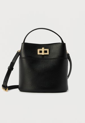 Borsa a secchiello in pelle nera con superficie texturizzata, chiusura rettangolare a torsione dorata, manico superiore e tracolla regolabile.