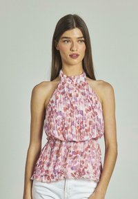 Faltendes Halterneck-Top in Rosa mit Mustern in Lila und Rot. Weicher, leichter Stoff mit einem gefältelten Saum und tailliertem Detail.