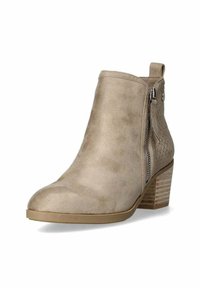 Botín beige de ante con un panel lateral texturizado, detalle de cremallera y tacón apilado, que presenta un acabado mate y punta redonda.