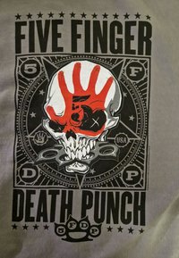 Šedé tričko s grafikou lebky a červeným otiskem ruky, černý text "FIVE FINGER DEATH PUNCH" a složité okrajové vzory.