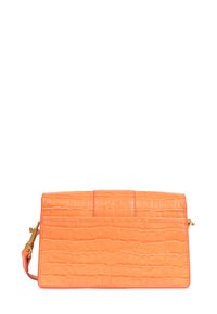 Borsa a tracolla rettangolare arancione con texture coccodrillo e tracolla staccabile con hardware dorato su sfondo bianco.
