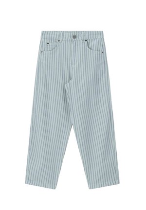 Lichtblauwe broek met verticale grijze strepen, vooraan knoop en rits, twee voorzakken en klinknageldetails.