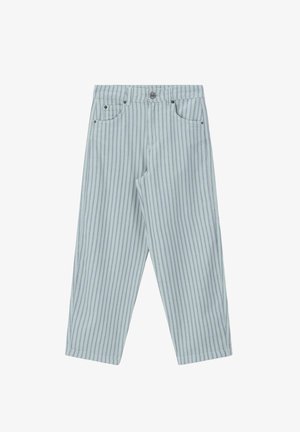 Lichtblauwe broek met verticale grijze strepen, vooraan knoop en rits, twee voorzakken en klinknageldetails.
