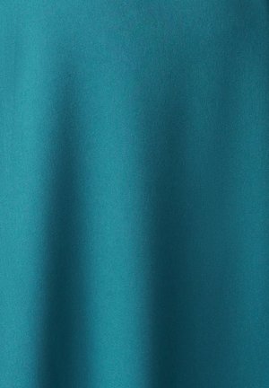 Tīra satīna audums ar gludu tekstūru un mīkstiem krokām, radot maigas vertikālas ēnas.