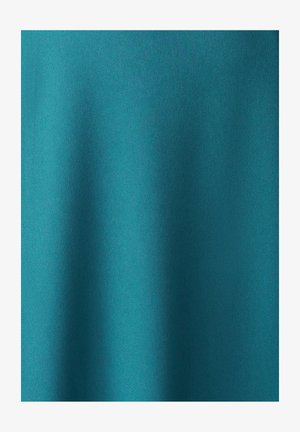 Tissu satin teal avec une texture lisse et des plis doux créant de douces ombres verticales.