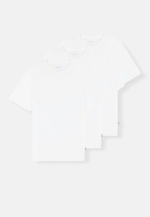 Tre ensfarvede hvide t-shirts lavet af bomuld. Korte ærmer, rund halsudskæring og små mærkater med branding forneden på venstre side.