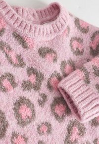 Pull doux rose pelucheux avec encolure ronde côtelée et poignets, présentant un motif léopard avec des taches marron et rose foncé.