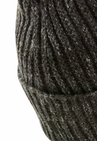 Grå strikket beanie-hat med ribbet tekstur, der har en opfoldet kant og et lille sort mærke på siden.