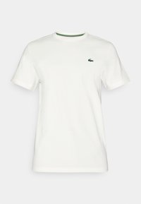 Λευκό βαμβακερό t-shirt με κοντά μανίκια, που διαθέτει πράσινη λεπτομέρεια στον γιακά και ένα μικρό πράσινο λογότυπο στο αριστερό στήθος.
