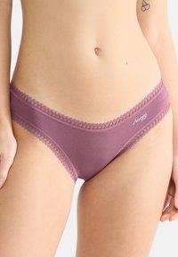 Fioletowe bikini wykonane z gładkiego materiału, z koronkowym wykończeniem wzdłuż pasa i małym logo z boku.