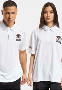 Białe koszulki polo z krótkim rękawem, z logo na piersi. Wykonane z teksturowanej tkaniny, z klasycznym kołnierzykiem i zapięciem na guziki.
