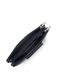 Borsa in pelle blu con doppie zip, caratterizzata da una consistenza liscia e hardware argentato. L'interno include tasche aggiuntive per l'organizzazione.
