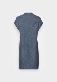 Tumma sininen neulemekko, jossa on ribbineulos, lyhyet hihat ja korkea kaulus. Mekossa on löysä, rento siluetti eikä siinä ole kiinnityksiä.