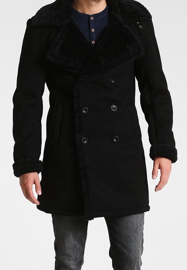 Manteau noir à double boutonnage avec grand col bordé de fourrure, boutons décoratifs et manches texturées. Confectionné en tissu doux avec une finition chaude.