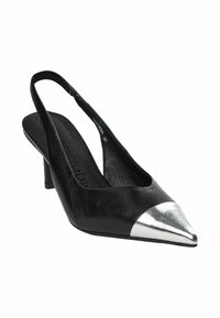 Čierna kožená sandálová obuv na vysokom podpätku s ostrou striebornou kovovou špičkou a štíhlym stredne vysokým podpätkom.
