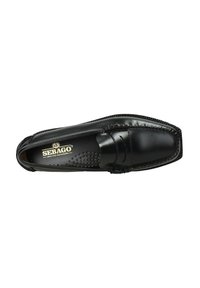 Mocassino penny in pelle nera Sebago con punta quadrata e soletta perforata, visto dall'alto su uno sfondo bianco.