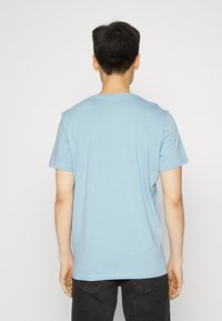 TOM TAILOR LOGO TEE - T-shirt estampada - calm cloud blue