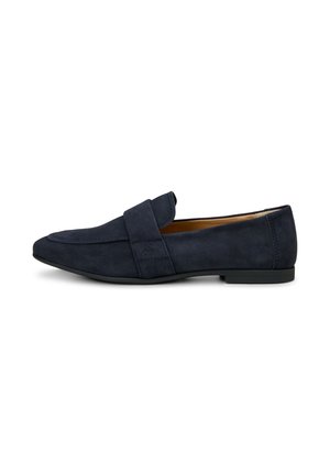 Mocassin pour homme en daim bleu marine, avec un bout arrondi, une large bride sur le dessus et un petit talon noir, sur fond blanc.