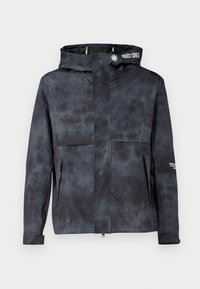 Waterdichte zwart-grijze jas met capuchon, voorzien van een subtiel tie-dye patroon, voorkant met ritssluiting en zijzakken. Gemaakt met merklogo accenten.