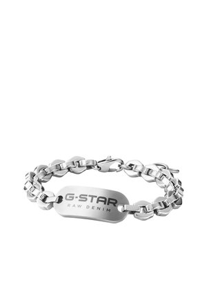 Zilveren kettingarmband met een rechthoekige metalen plaat gegraveerd met "G-STAR RAW DENIM" en een karabijnsluiting.